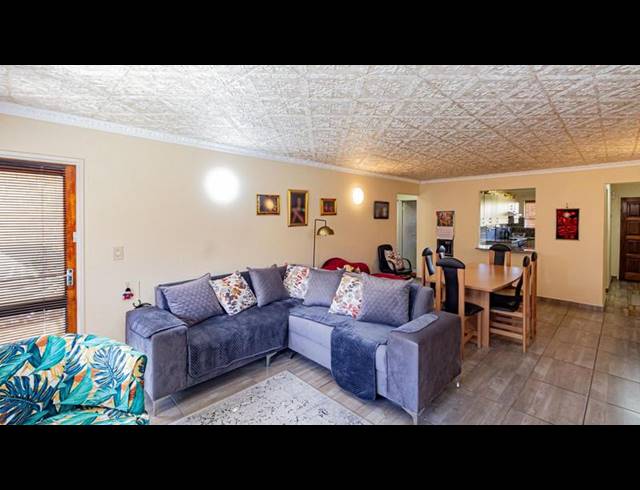 2 BEDROOM TOWNHOUSE FOR SALE IN NORTHCLIFF